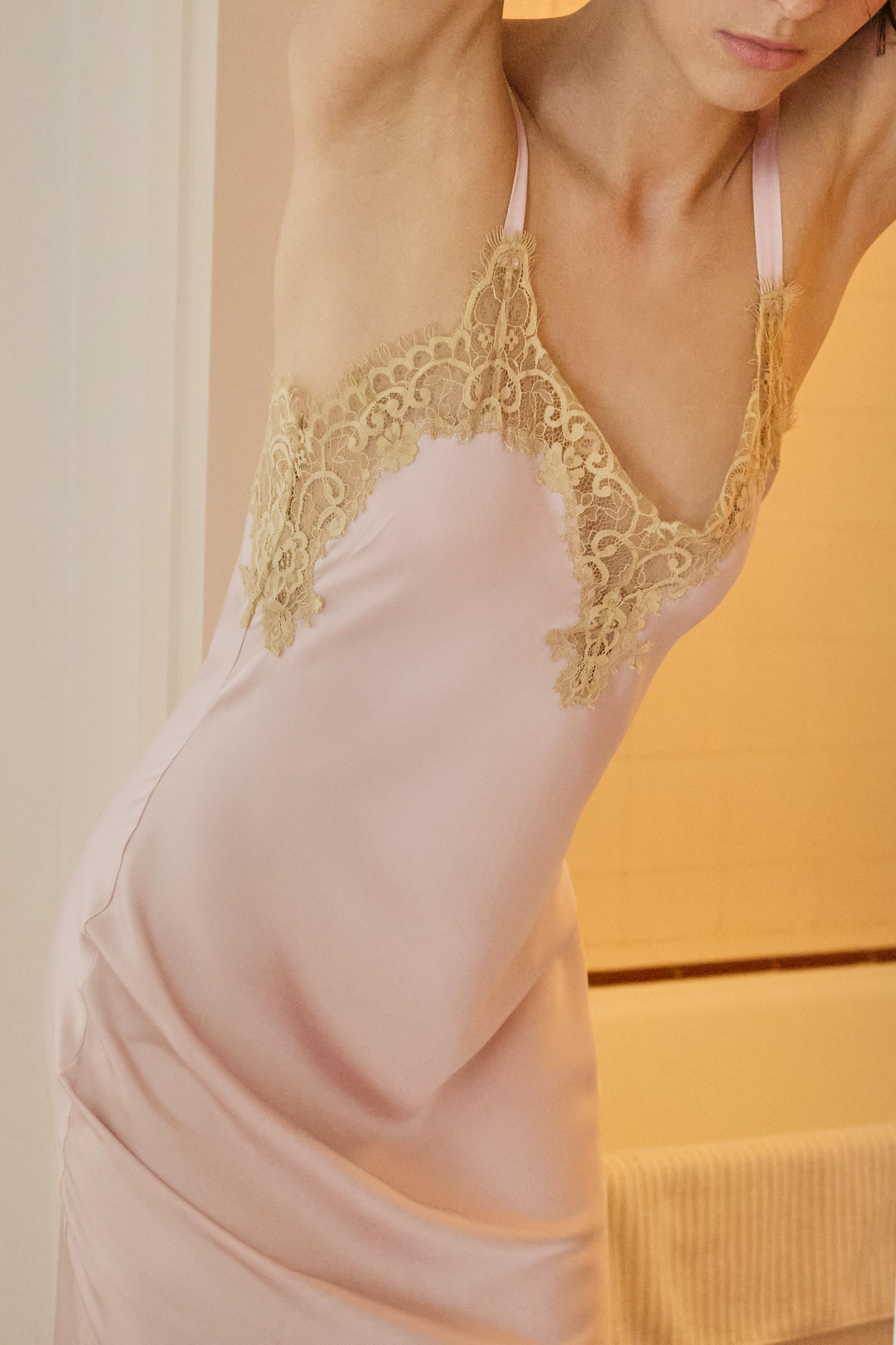 ROBE MI-LONGUE SATINÉE AVEC DENTELLE